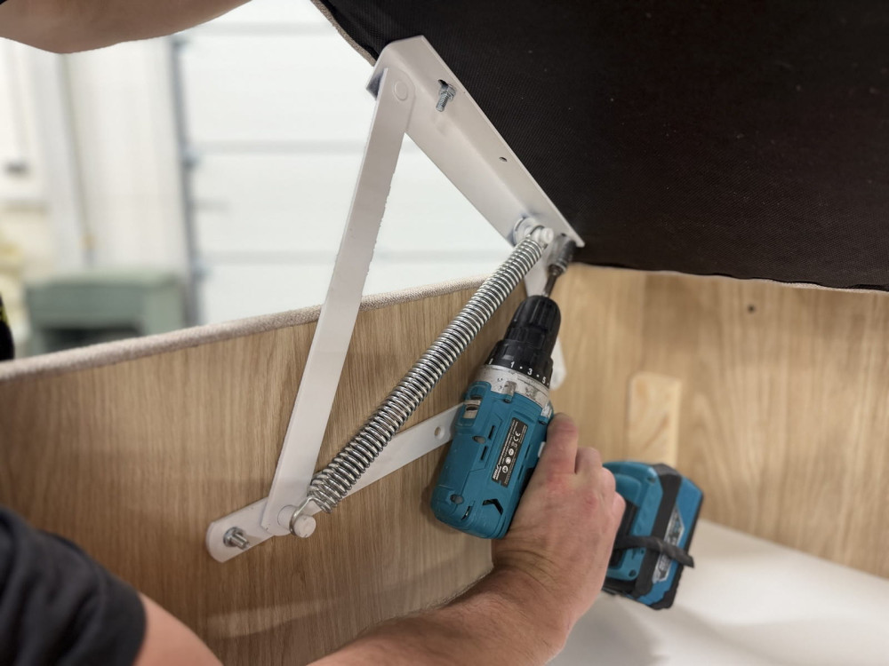 Korpus postele s úložným prostorem a výklopným mechanismem
